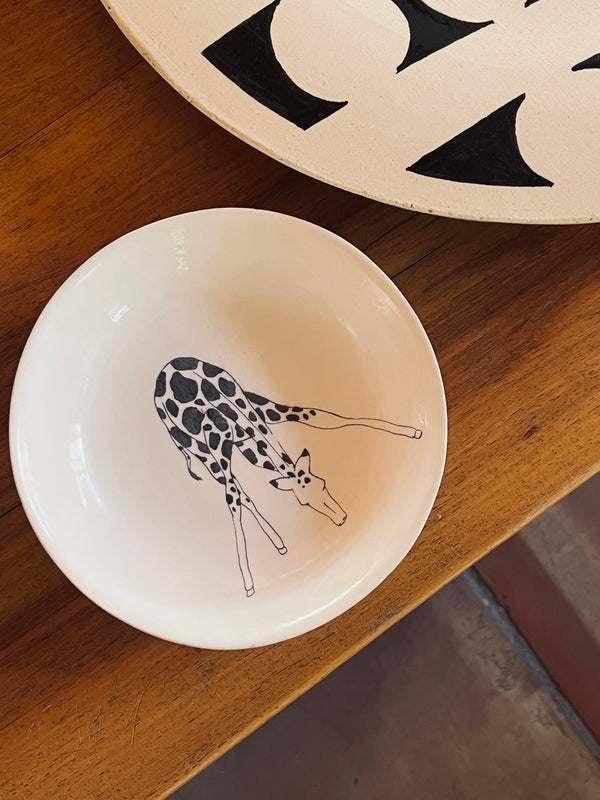 Assiette creuse Girafe Baissée-ASSIETTE CREUSE-Three Seven Paris- Ceramic Plates, Platters, Bowls, Coffee Cups. Animal Designs, Zebra, Flamingo, Elephant. Graphic Designs and more.