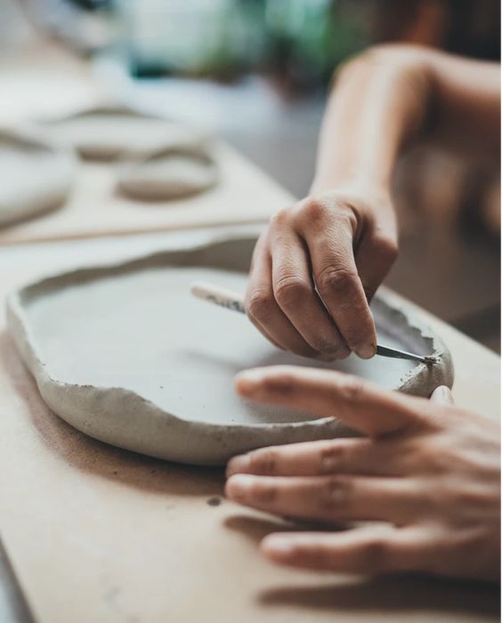 Cours modelage et illustration enfant (7 ans et plus)-Three Seven Paris-J'offre un cours pour enfant !- Ceramic Plates, Platters, Bowls, Coffee Cups. Animal Designs, Zebra, Flamingo, Elephant. Graphic Designs and more.
