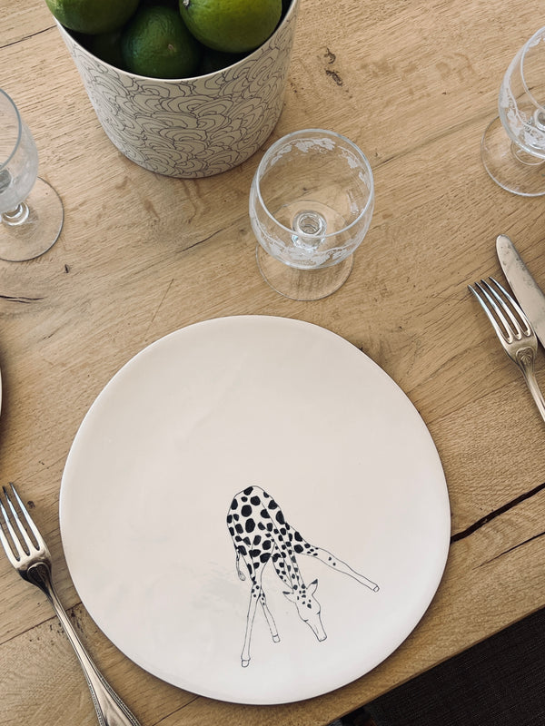 Assiette principale Girafe Baissée-ASSIETTE PRINCIPALE-Three Seven Paris- Ceramic Plates, Platters, Bowls, Coffee Cups. Animal Designs, Zebra, Flamingo, Elephant. Graphic Designs and more.