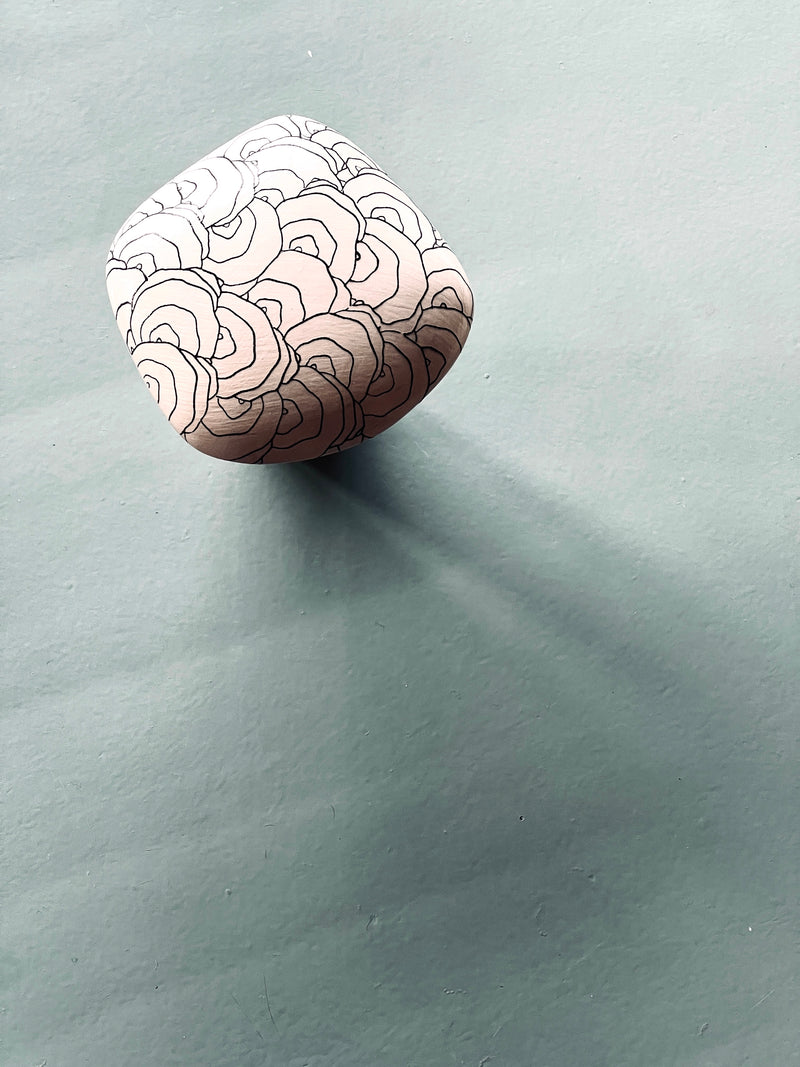 Porte-manteau Medium Coral Seashell-Three Seven Paris- Ceramic Plates, Platters, Bowls, Coffee Cups. Animal Designs, Zebra, Flamingo, Elephant. Graphic Designs and more.